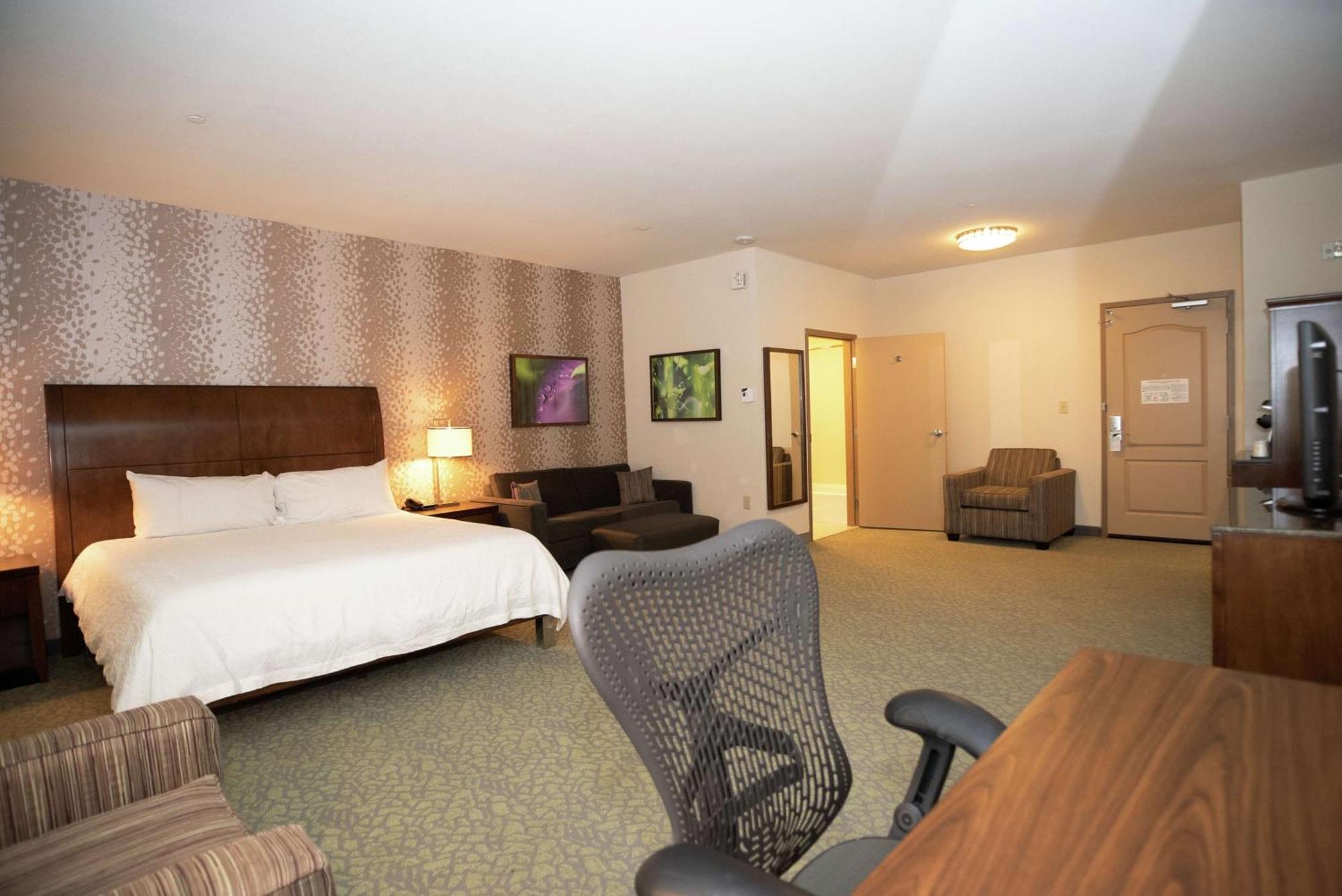 King Room Bath Tub Mobility Access